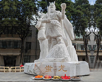 云南石雕黃帝、炎帝、蚩尤雕塑安裝效果展示